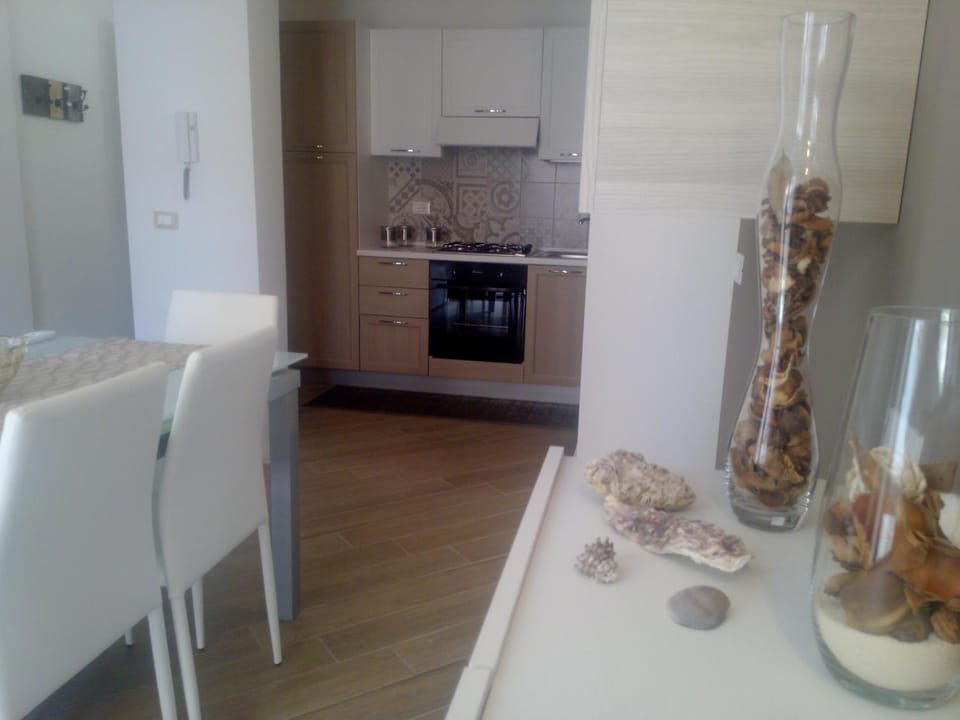 Kitchen or kitchenette, Dining area, oven, stove