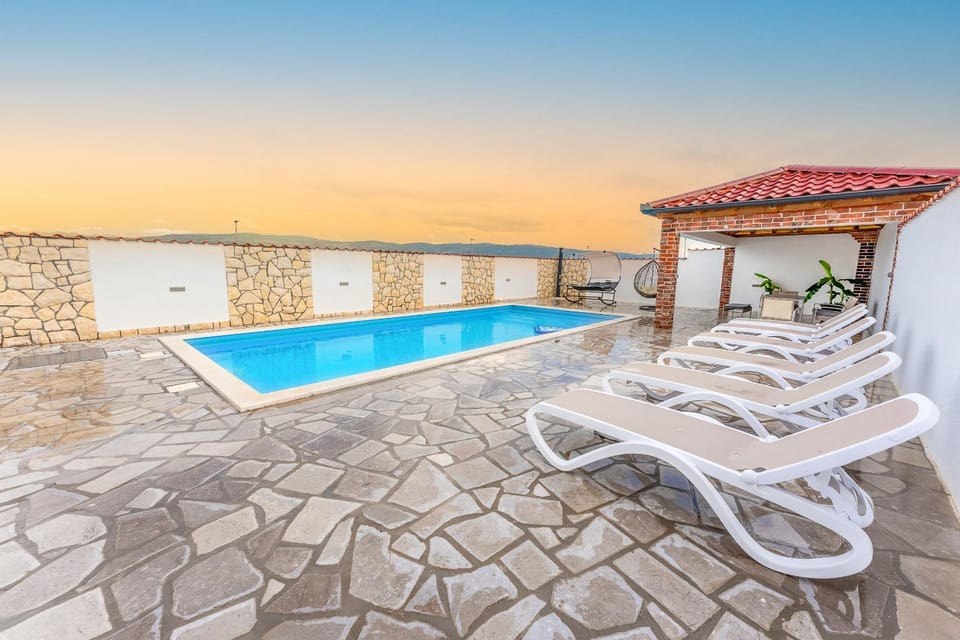 Day, Pool view, Swimming pool, sunbed