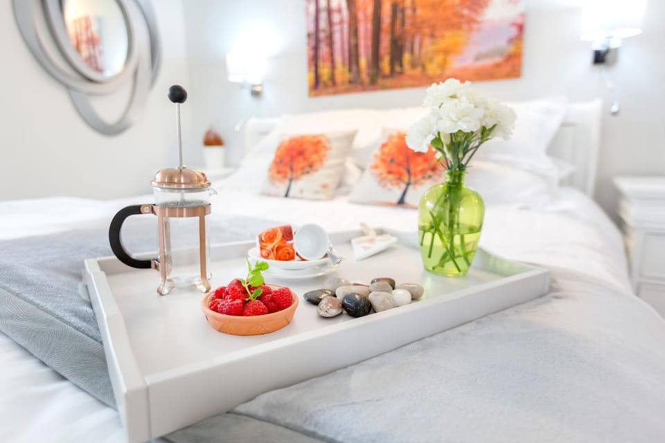 Photo of the whole room, Decorative detail