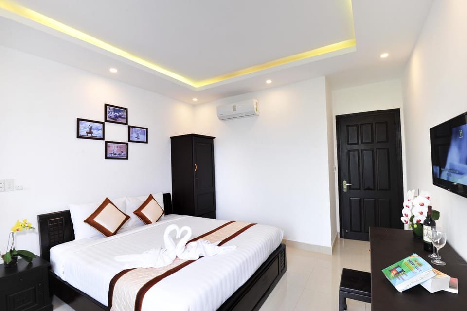 TV and multimedia, Seating area, Bedroom