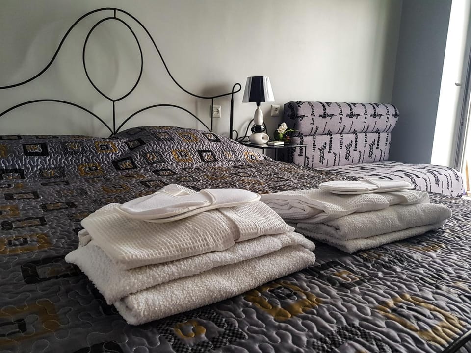 Bed, Living room, Photo of the whole room, Seating area, Bedroom, towels
