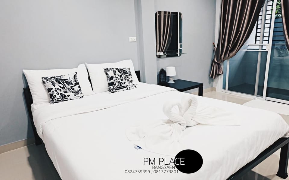 Bed, Photo of the whole room, Decorative detail