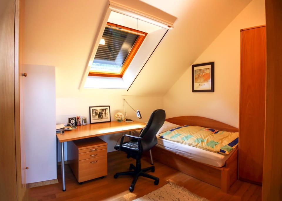 Spring, Day, Business facilities, Seating area, Bedroom, On site