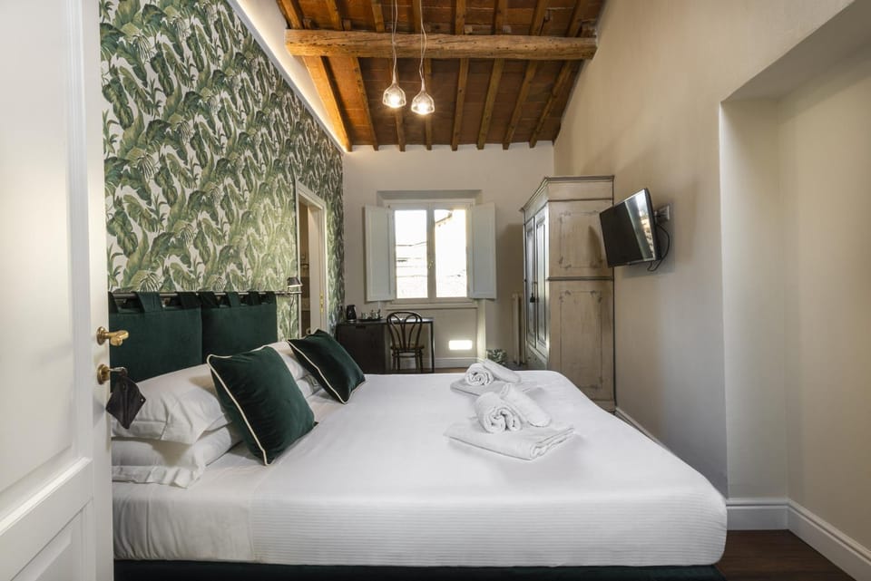 Bed, TV and multimedia, Photo of the whole room, Decorative detail, Bedroom