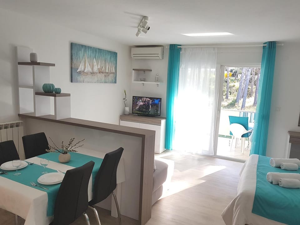 TV and multimedia, Living room, Dining area