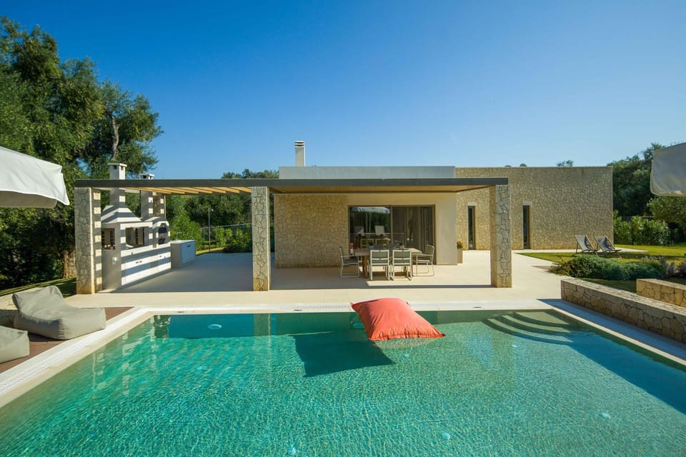 Property building, Balcony/Terrace, Swimming pool