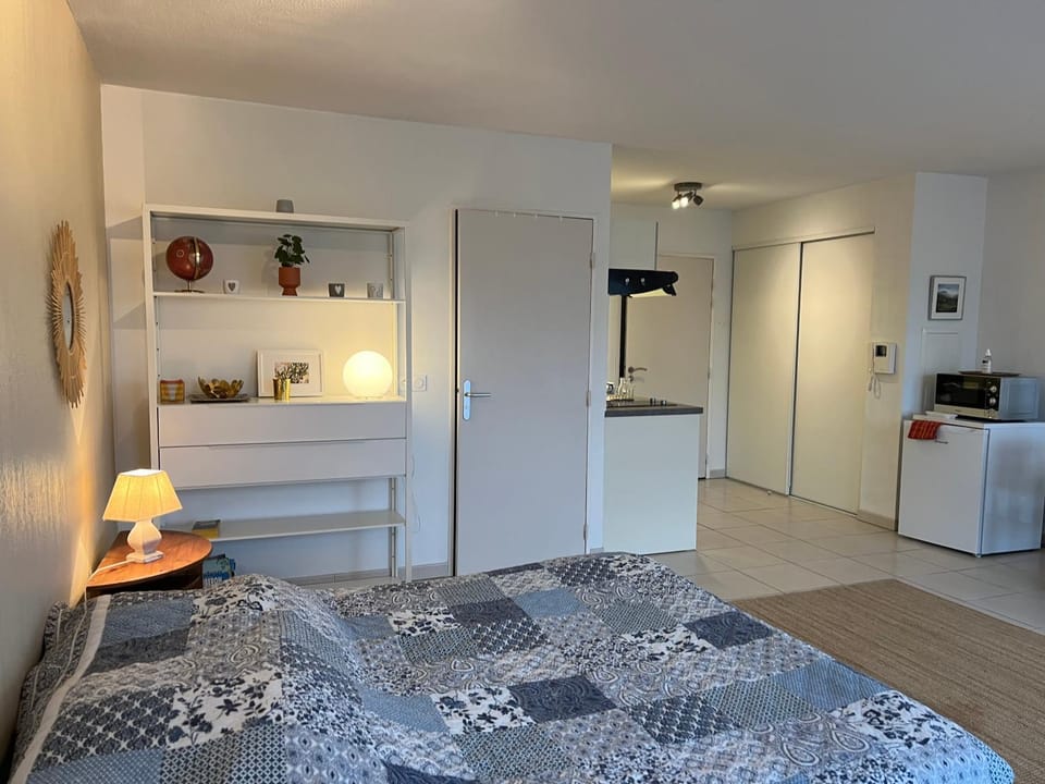 Photo of the whole room, Bedroom, wardrobe