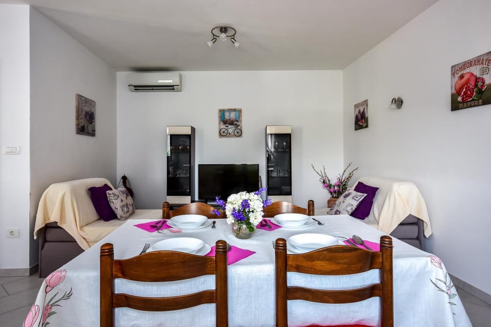 Communal lounge/ TV room, Bed, TV and multimedia, Living room, Seating area, Dining area, Evening entertainment, air conditioner