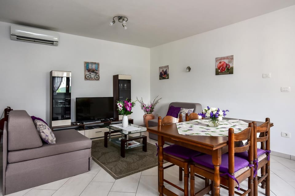 Communal lounge/ TV room, TV and multimedia, Living room, Seating area, Dining area, Evening entertainment, air conditioner