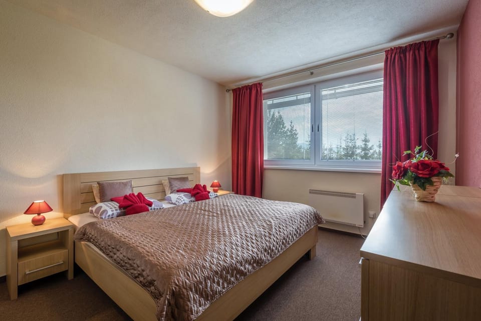 Photo of the whole room, Decorative detail, Bedroom