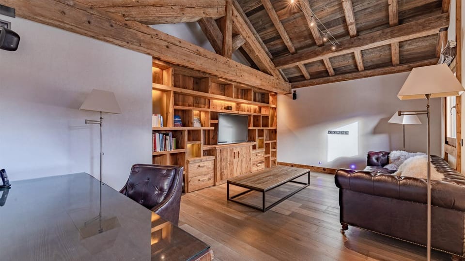 Communal lounge/ TV room, Library