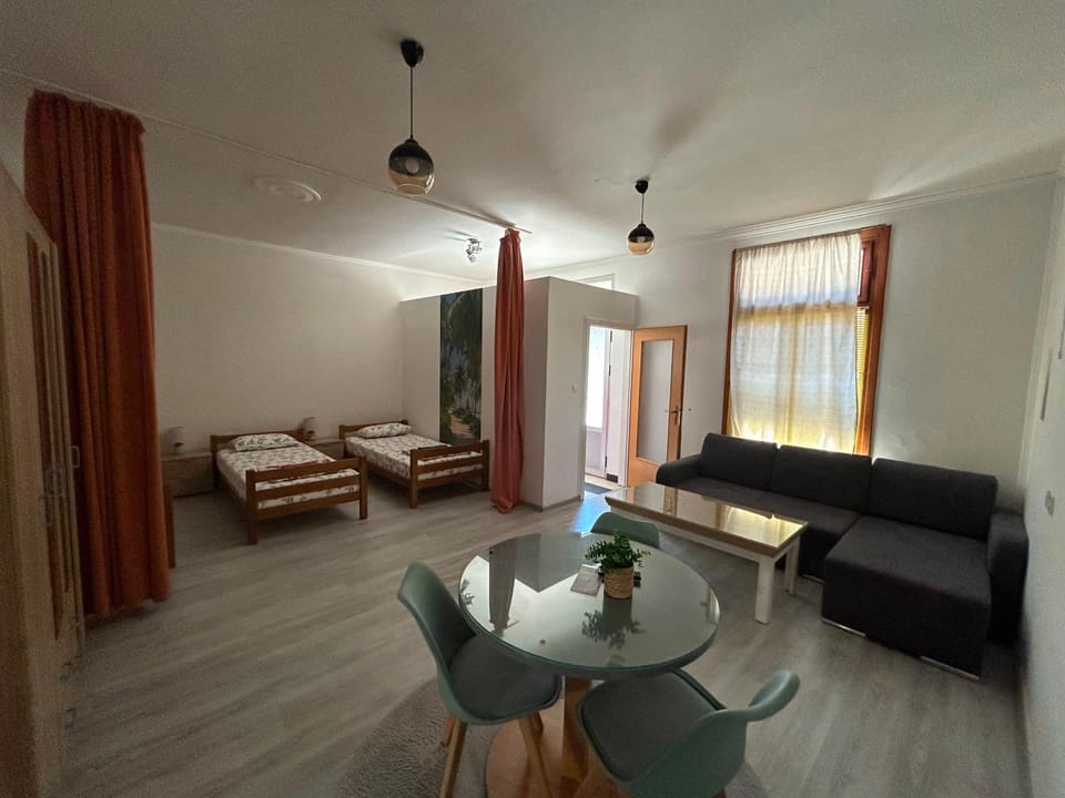 Bed, Living room, Photo of the whole room, Seating area