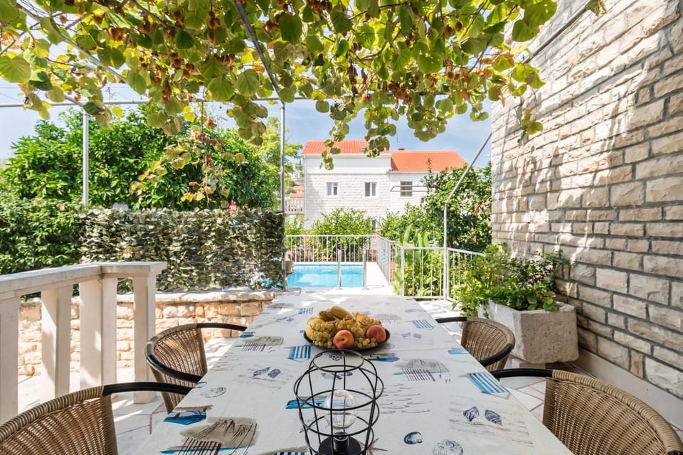 Balcony/Terrace, Dining area, Pool view