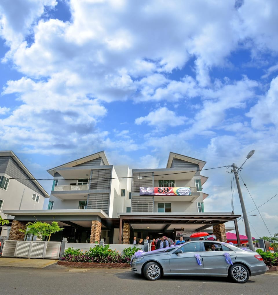 Facade/entrance