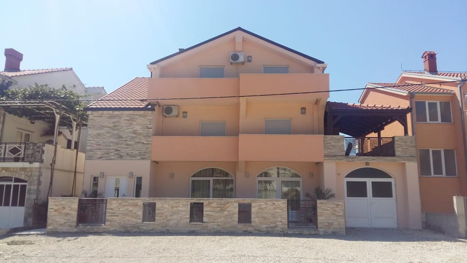 Property building, Facade/entrance, BBQ facilities, Balcony/Terrace, Hiking, Cycling