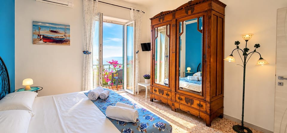 Bed, TV and multimedia, Bedroom, towels
