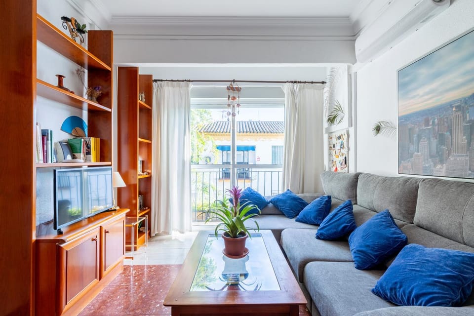 TV and multimedia, Living room, Seating area, air conditioner