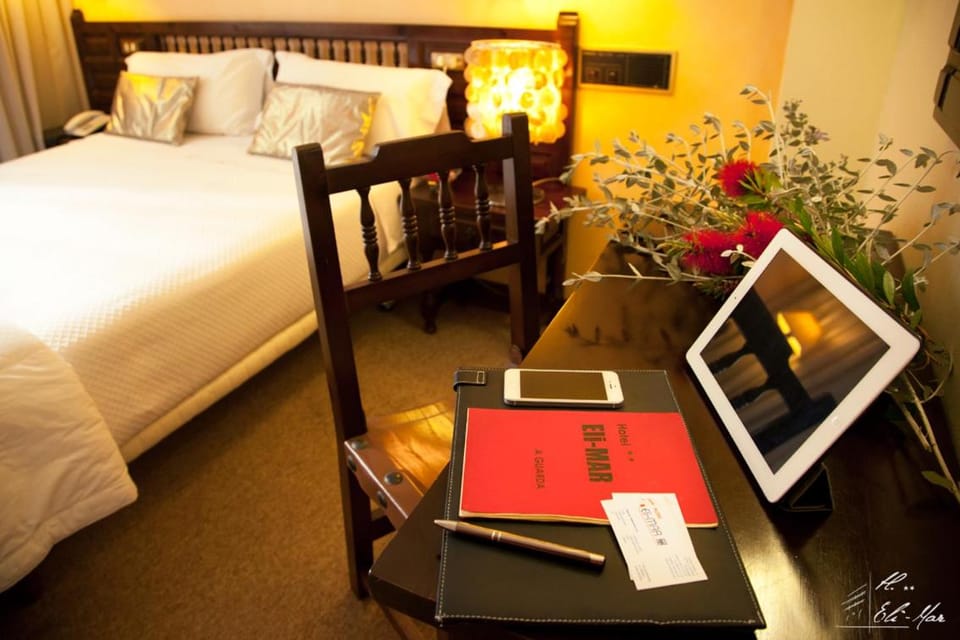 Photo of the whole room, Seating area