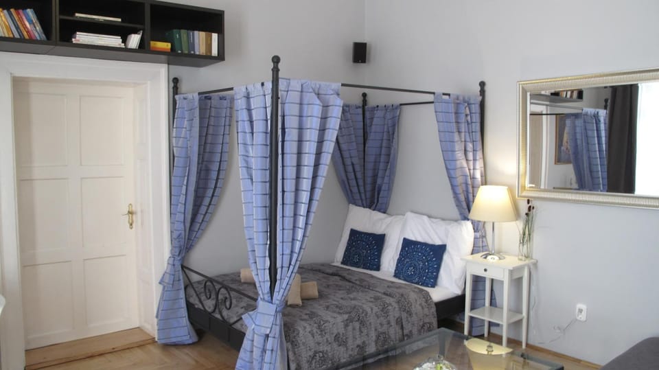 Bed, Living room