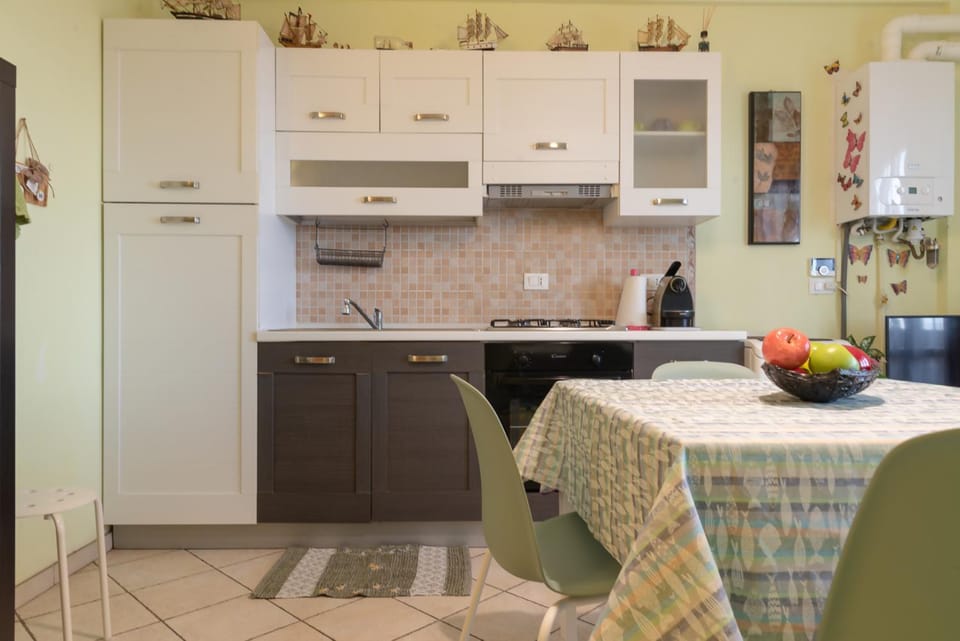 Kitchen or kitchenette, Dining area, oven, stove