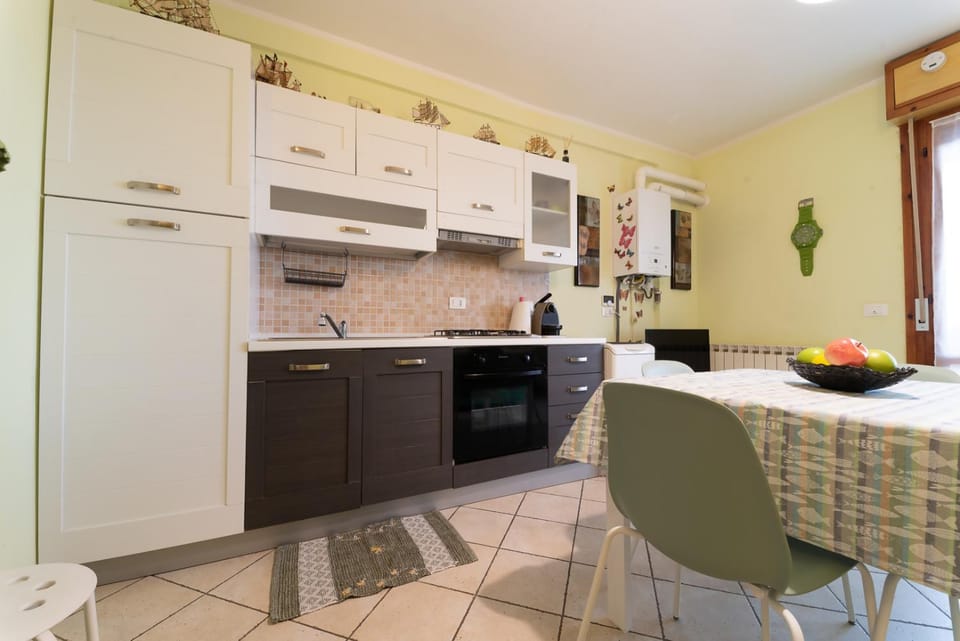 Kitchen or kitchenette, Dining area, oven