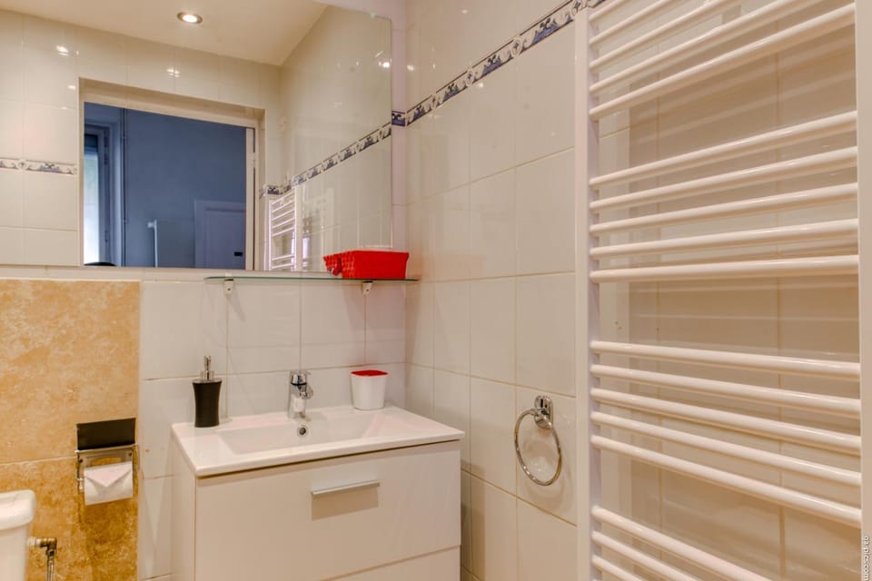 Glamorgan Hostel in Antibes