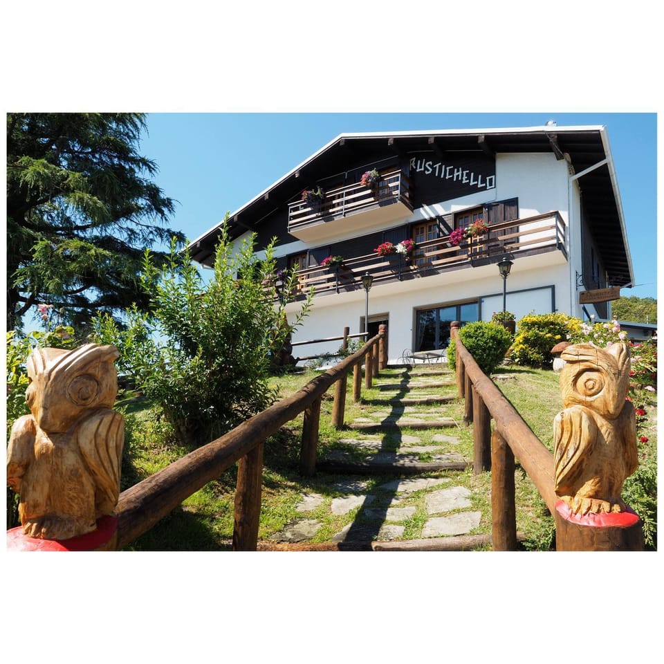 Property building, Facade/entrance, Garden, Balcony/Terrace