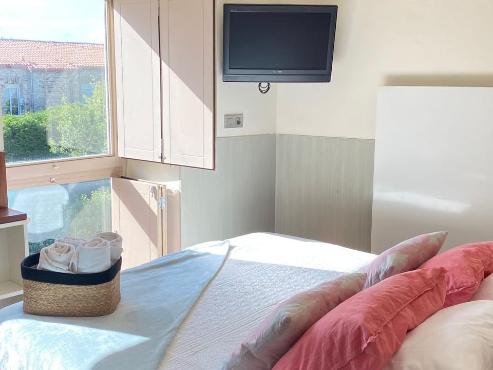 Bed, TV and multimedia, Bedroom, Garden view, towels