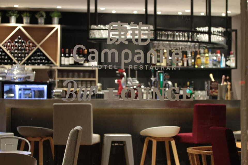 Restaurant/places to eat, Lounge or bar
