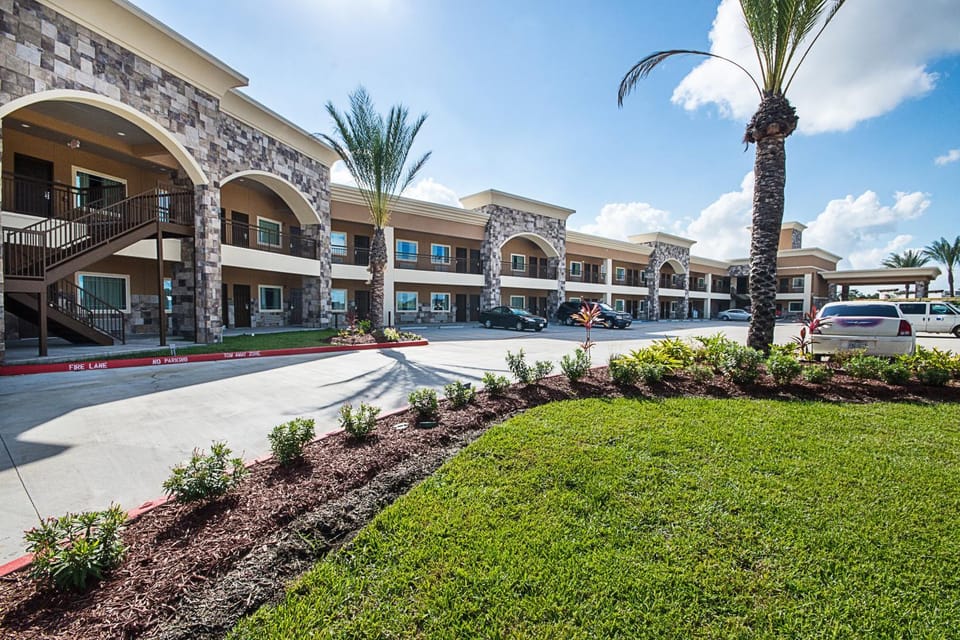 Property building, Spring, Neighbourhood, Bird's eye view, Garden, Lobby or reception, Decorative detail, Street view, Location, Facility for disabled guests, Parking