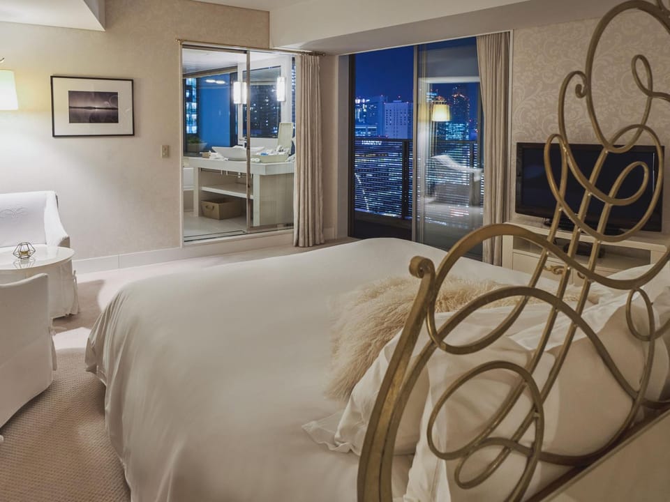 Photo of the whole room, Bedroom, City view