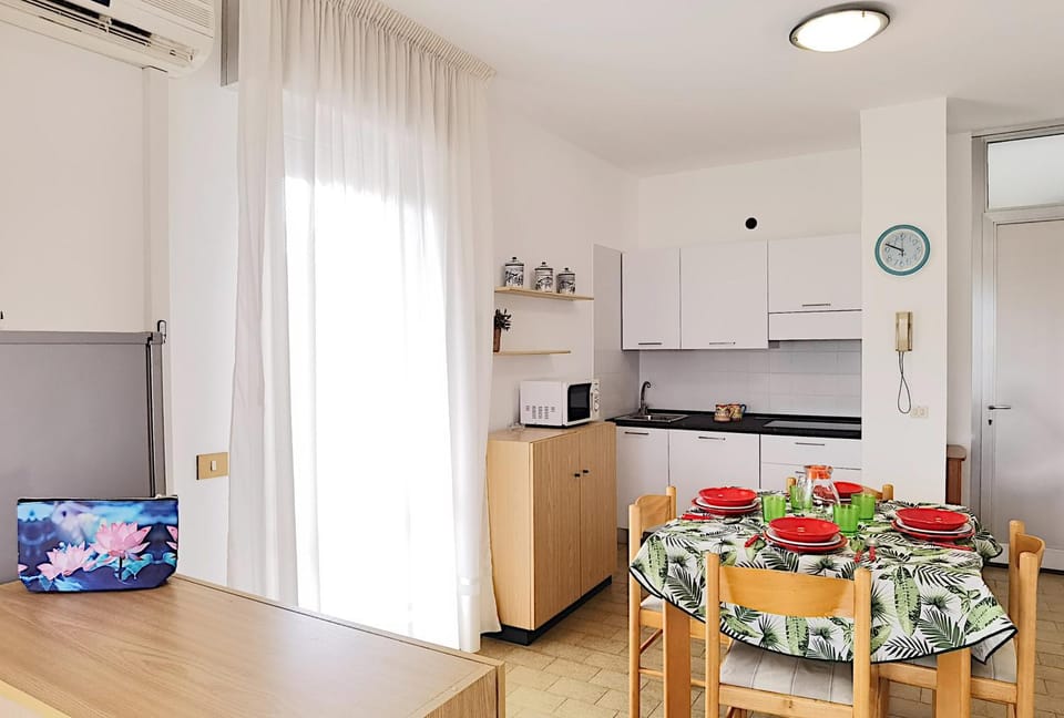 Kitchen or kitchenette, Dining area, microwave