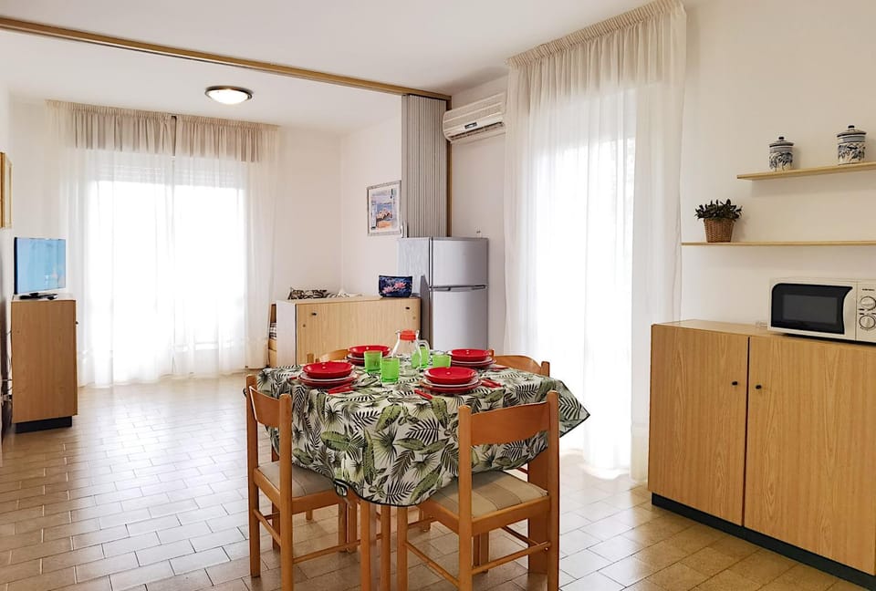 Living room, Dining area, microwave, air conditioner