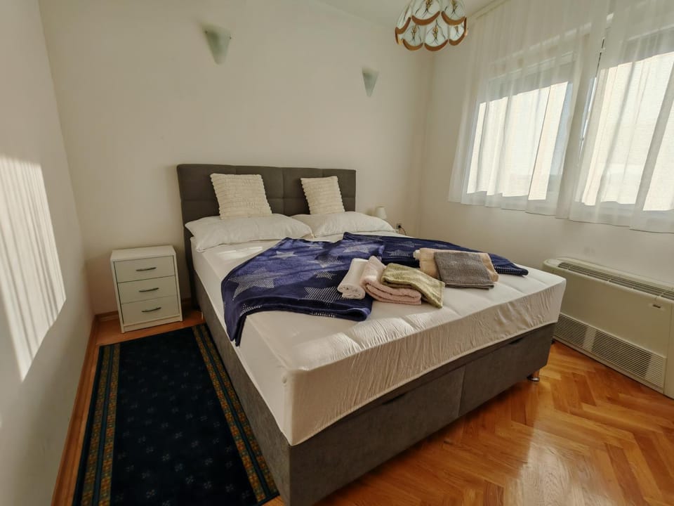 Bedroom, air conditioner