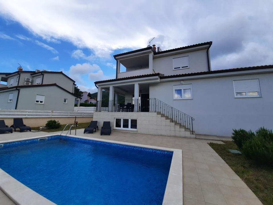 Property building, Swimming pool, Swimming pool