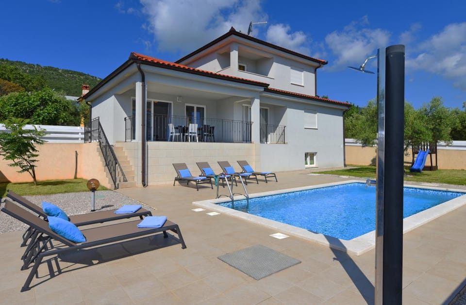 Property building, Patio, Day, Natural landscape, Pool view, Swimming pool, sunbed