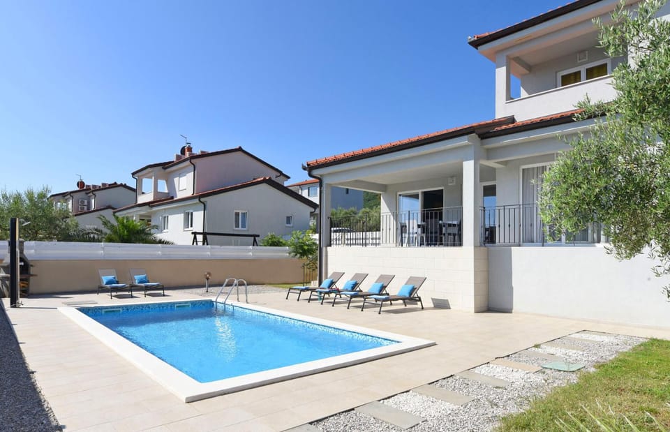 Property building, Patio, Day, BBQ facilities, Pool view, Swimming pool, sunbed