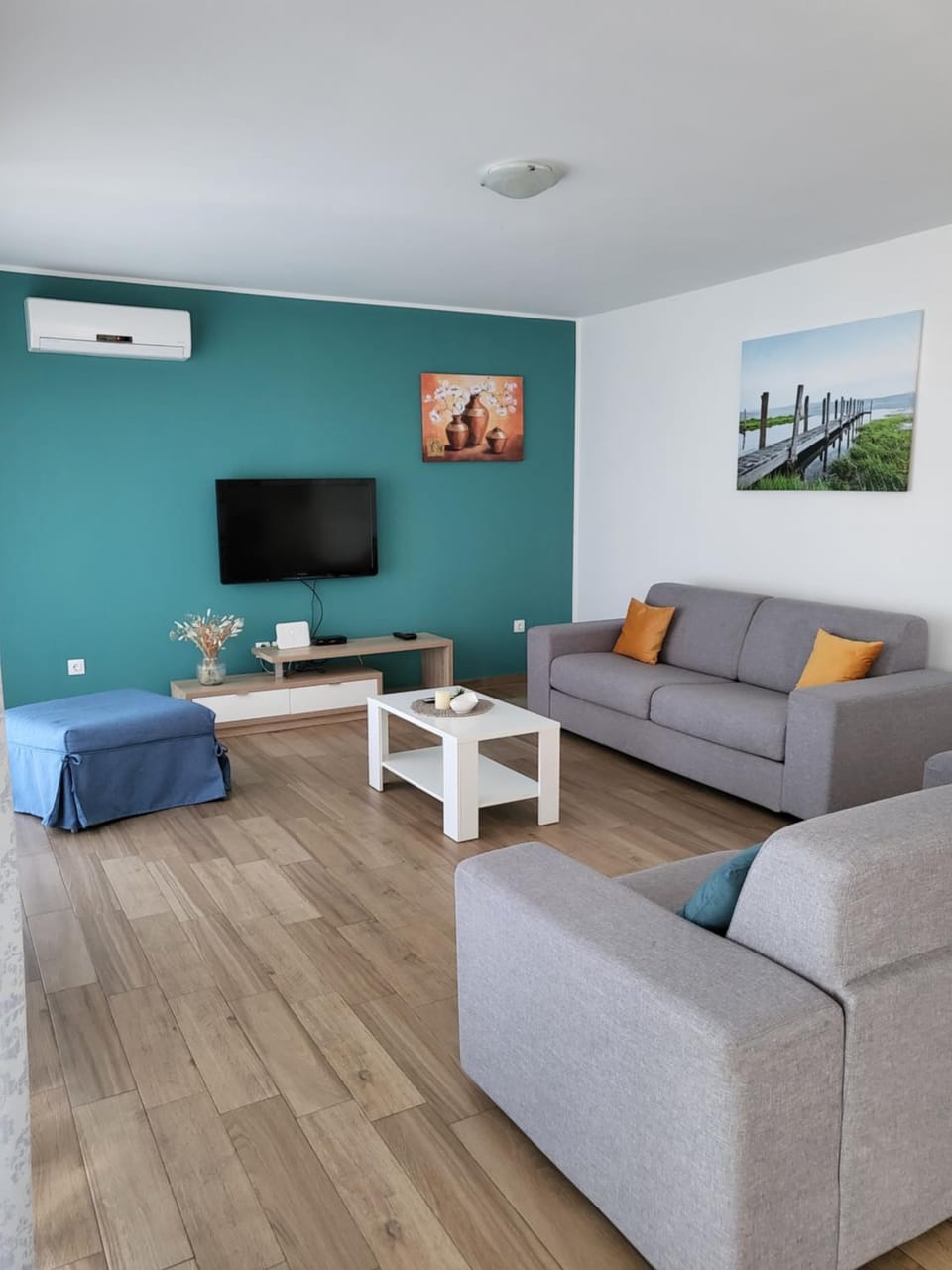 Communal lounge/ TV room, TV and multimedia, Living room, Seating area, Evening entertainment, air conditioner