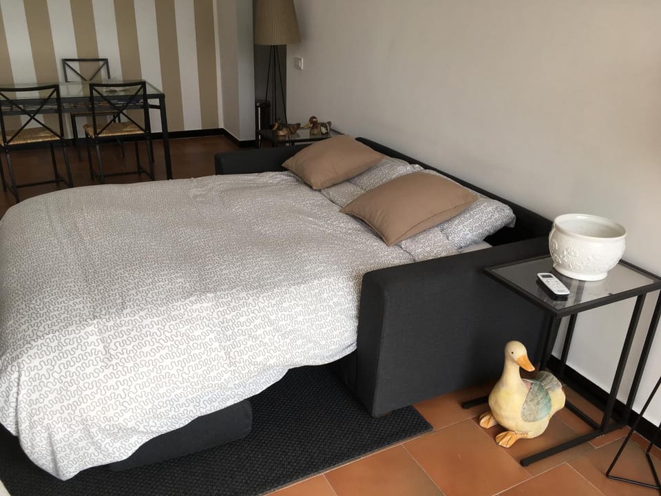 Bed, Living room