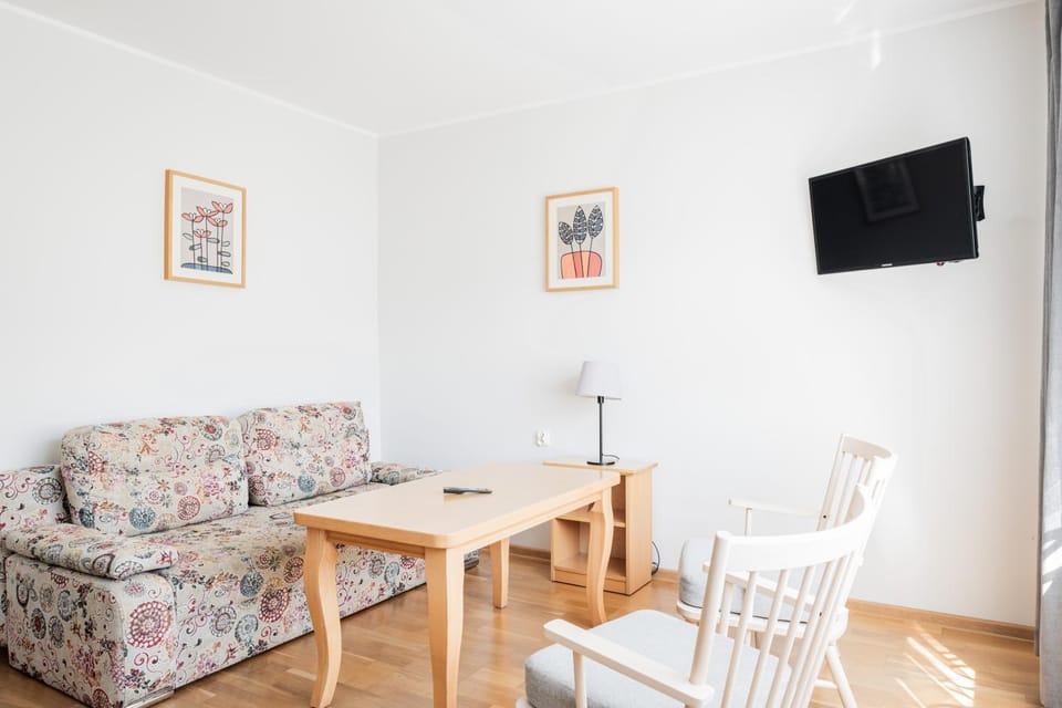 Communal lounge/ TV room, TV and multimedia, Living room, Seating area, Evening entertainment