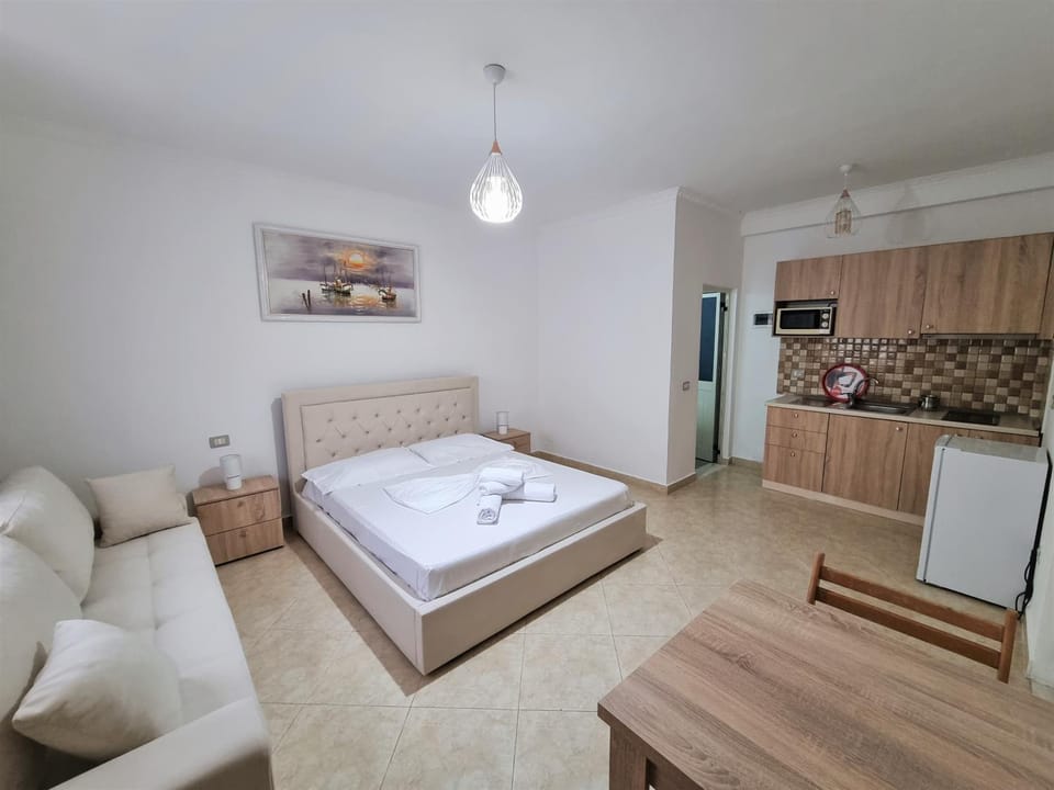 Bed, Kitchen or kitchenette, Photo of the whole room, Dining area, Bedroom, minibar, oven, pet friendly