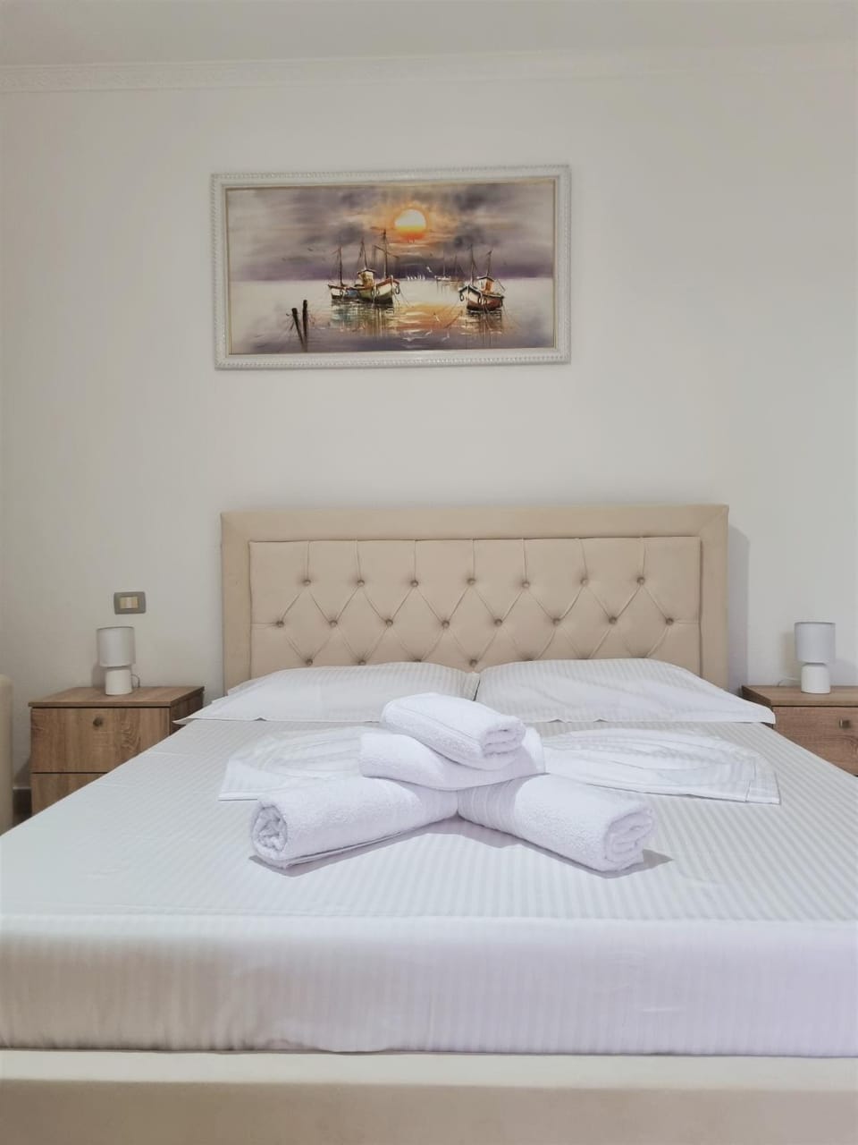 Bed, Photo of the whole room, Bedroom, towels