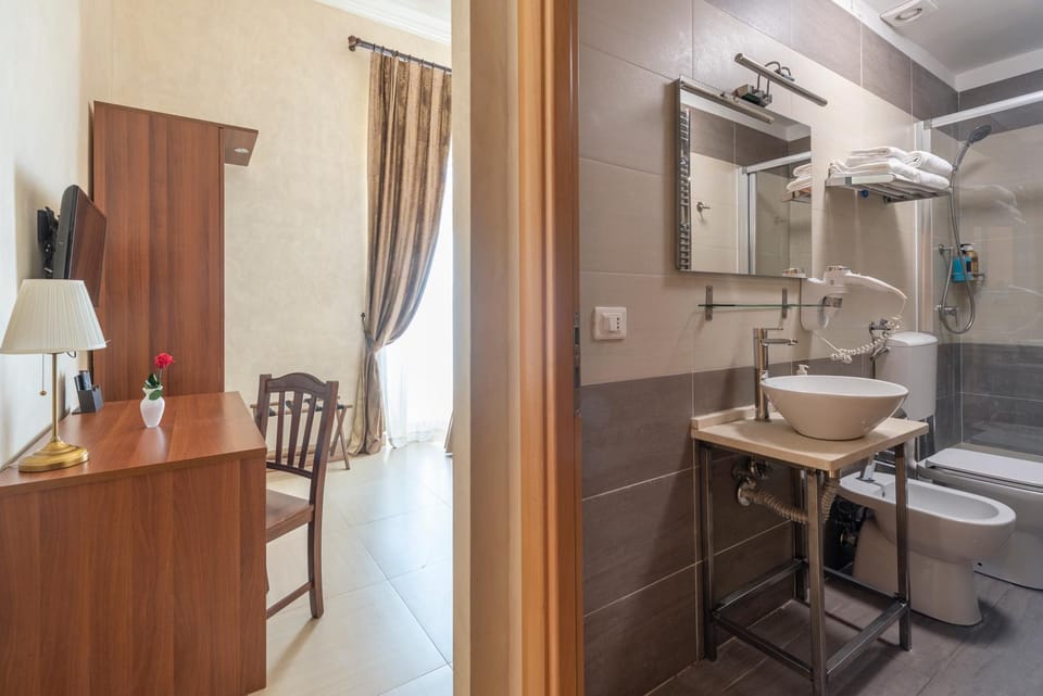 Shower, Toilet, Bathroom, Decorative detail, bidet, towels