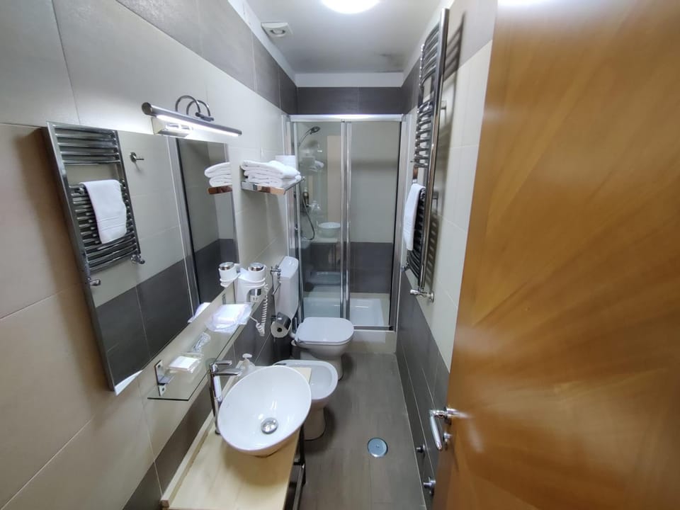 Shower, Toilet, Bathroom, bidet, towels
