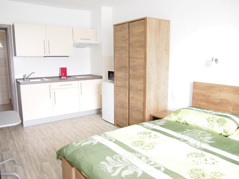 Kitchen or kitchenette, Bedroom