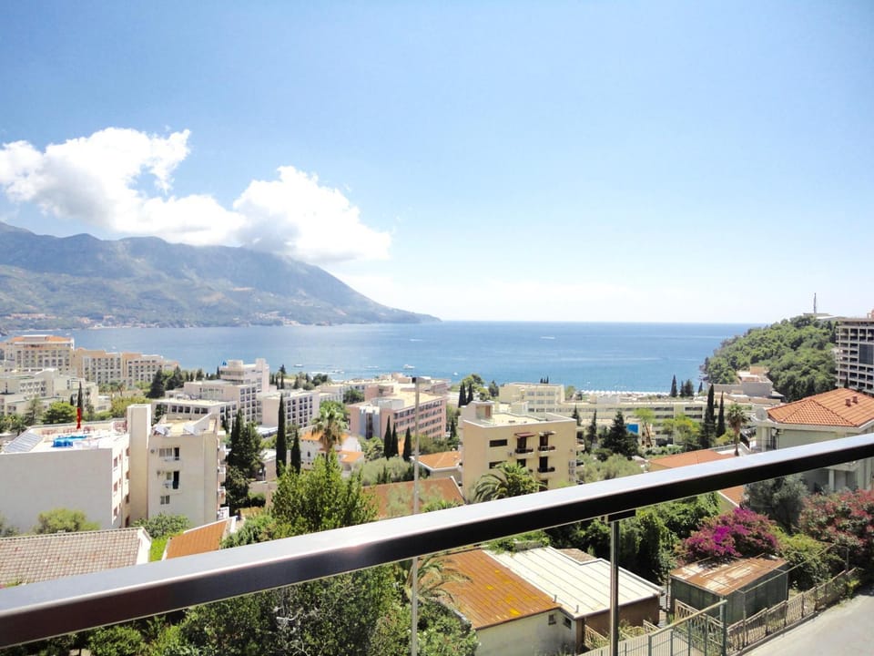 Restaurant/places to eat, Neighbourhood, Natural landscape, Balcony/Terrace, Balcony/Terrace, Fitness centre/facilities, Beach, Beach, Mountain view, Mountain view, Sea view, Sea view, Street view, Supermarket/grocery shop, Shopping Area, Swimming pool
