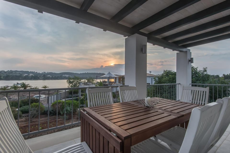 View (from property/room), Balcony/Terrace, Lake view, Sea view