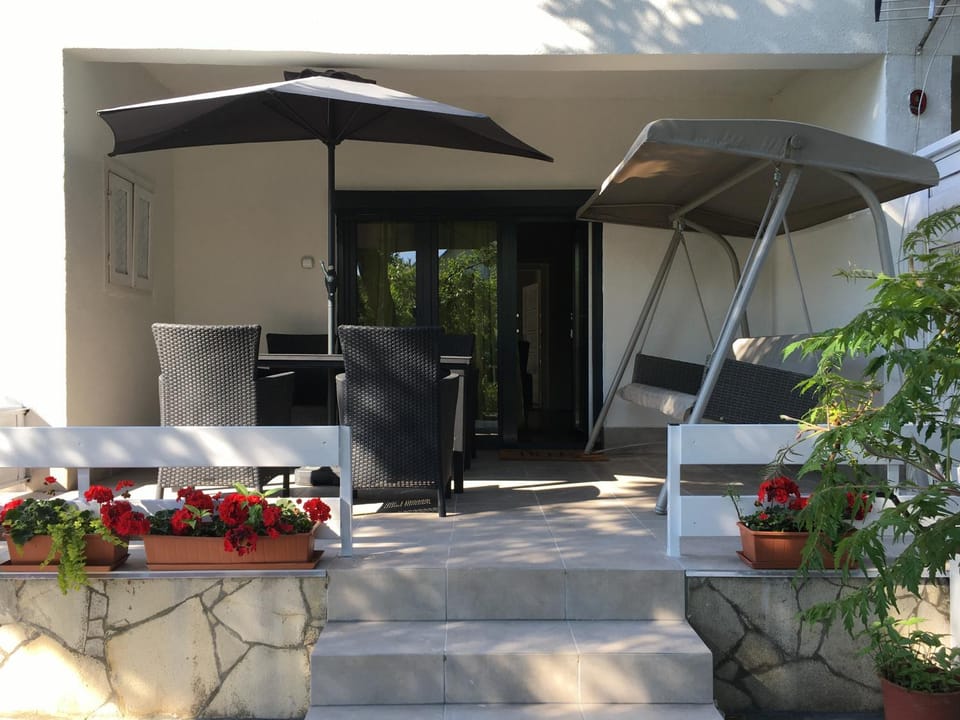Property building, Patio, Garden, View (from property/room), Balcony/Terrace, Garden view