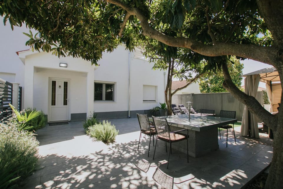 Facade/entrance, Garden, Balcony/Terrace