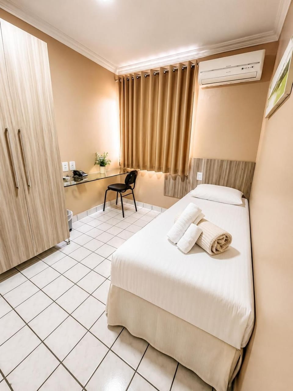Bed, Photo of the whole room, air conditioner